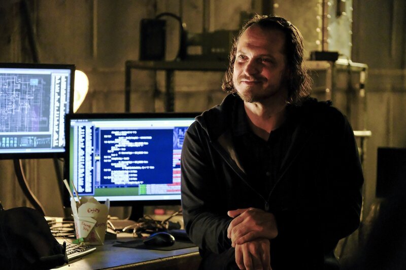 Cyclone (Ronnie Gene Blevins) hat seinen ganz eigenen Plan, wie er Rileys Fähigkeiten für sich nutzen kann … – Bild: Guy D’Alema/​CBS