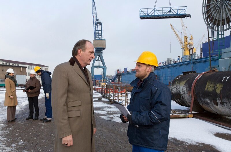Gellert (Herbert Knaup, l.) versucht Manfred Schröder (Axel Stein, r.) zu überreden, mit der Scheidung noch bis zur Zwei-Jahres-Frist zu warten, damit seine thailändische Ehefrau nicht sofort ausgewiesen wird. – Bild: ARD/​Georges Pauly