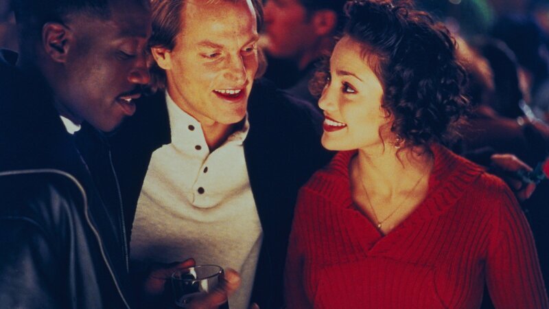 Die beiden Cops John (Wesley Snipes, l.) und Charlie (Woody Harrelson, M.) verbringen Zeit mit ihrer neuen Kollegin Grace Santiago (Jennifer Lopez, r.), die ihnen den Kopf verdreht. – Bild: ZDF