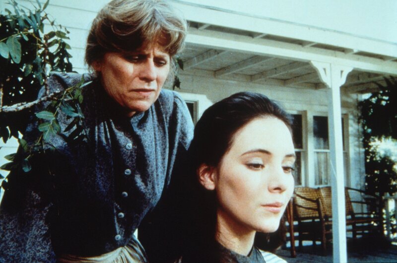 Helen Crane (Mariclare Costello, l.) versucht, ihre blinde Adoptivtochter Annie Crane (Madeline Stowe, r.) zu überreden, den Hass auf ihre leibliche Mutter aufzugeben. – Bild: Sat.1 Gold