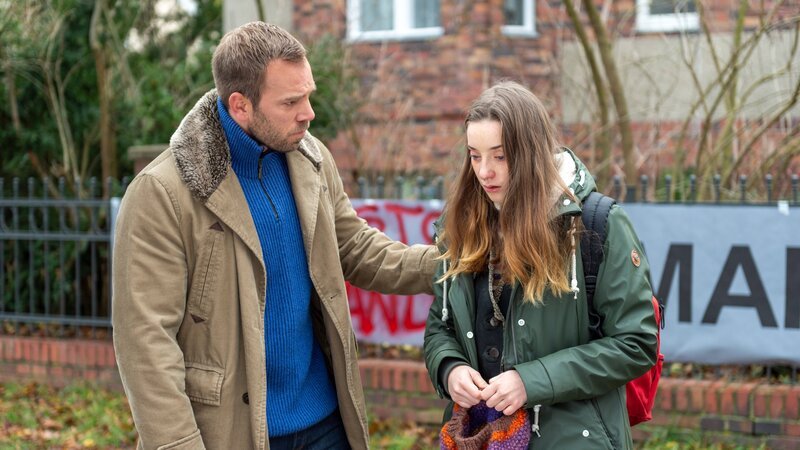 Kommissar Lars Pöhlmann (Dominic Boeer, l.) geht der aktuelle Fall zu Herzen. Cora Sellners (Emma Brüggler, r.) Mutter Kim ist ermordet worden und der Vater des Mädchens ist unbekannt. Das Mädchen ist nun ein Fall für das Jugendamt. – Bild: ZDF /​ Meyerbroeker