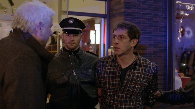 Gastner wird abgeführt. Franz Leitmayr (Udo Wachtveitl, links) und Alexander Gastner (André Szymanski, rechts). – Bild: ARD Degeto/​Bavaria Fernsehproduktion GmbH/​BR/​Peter von Haller