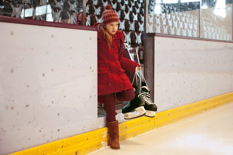Heinrich zum ersten Mal seit langem wieder in die Eishalle. – Bild: KiKA/​WunderWerk/​Britta Krehl