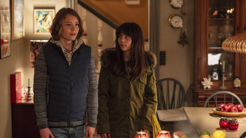 Luca (Sander Løkke Borg, links) hat Tala (Flora Augusta) mit nach Hause gebracht. – Bild: BR/​TV 2 Denmark, Cosmo Film/​Per Arnesen