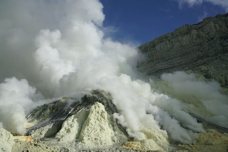Die natürliche Schwefelmine auf dem Vulkan Ijen produziert täglich tonnenweise Schwefel. – Bild: Oliver Roetz /​ ZDF /​ Histoty