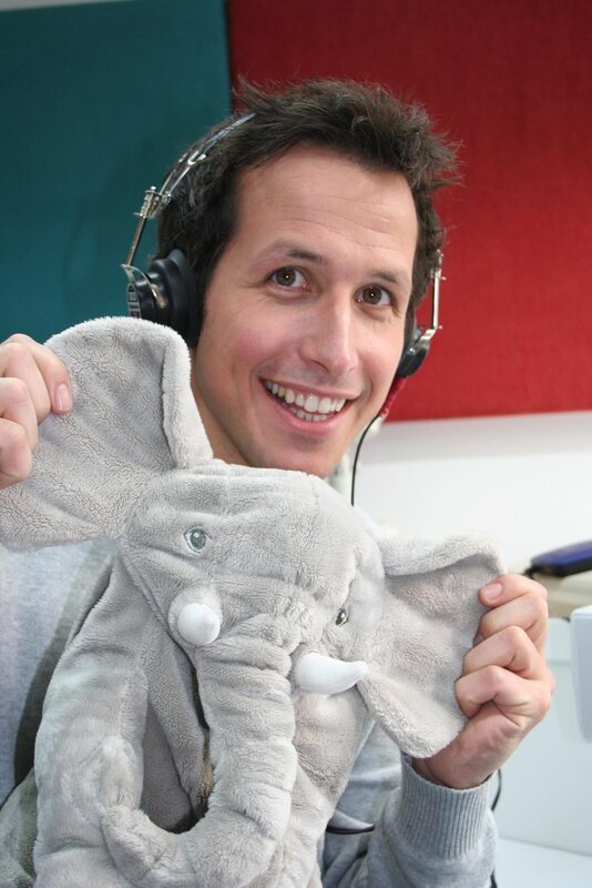 Willi Weitzel beim Hörgeräteakustiker. – Bild: BR/​megaherz