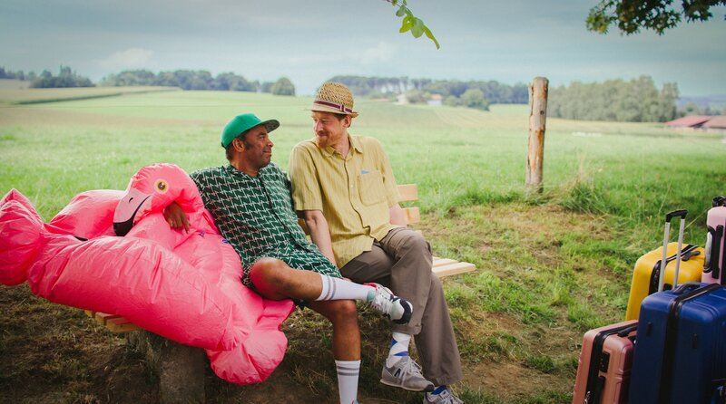 Von links: Simon Pearce und Sebastian Winkler. – Bild: BR/​LA PISCINE Produktions GmbH & Co. KG