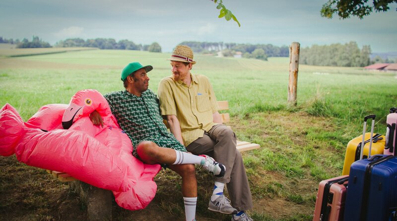 Von links: Simon Pearce und Sebastian Winkler. – Bild: BR/​LA PISCINE Produktions GmbH & Co. KG