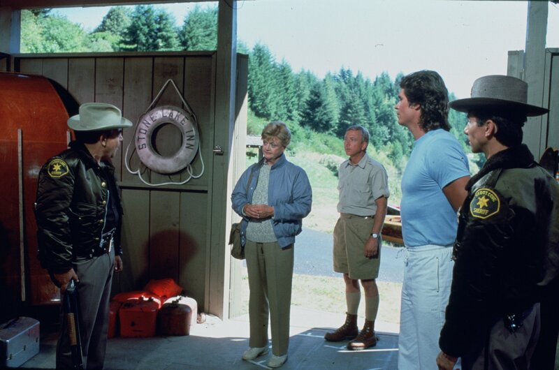 Jessica (Angela Lansbury, 2.v.l.) verbringt eine Woche auf einem Gutshof, um an ihrem neuen Buch ‚Mord in der Herberge‘ zu arbeiten. – Bild: Turner /​ (c) NBC UNIVERSAL TELEVISION. ALL RIGHTS RESERVED.