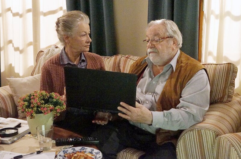 Hermann (Wolfgang Hepp, re.) ist wie elektrisiert: In China scheint man sich für die Fallermühle zu interessieren. Eine chinesische Delegation kündigt sich per Mail auf dem Fallerhof an, um die alte Mühle in Augenschein zu nehmen. Johanna (Ursula Cantieni, li.) kann es kaum glauben. – Bild: SWR/​Johannes Krieg