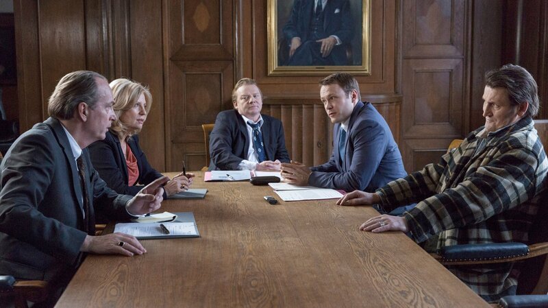 Gellert (Herbert Knaup, l.) und Isa (Sabine Postel, r.) treffen bei Staatsanwalt Wärmelskirchen (Werner Wölbern, M.) auf Marek Häger (Ingo Naujoks, r.) und Yasmins Mann Lars Meckel (Matthias Ziesing, 2.v.r.), den Pflichtverteidiger von Hägers Zellengenossen Eminescu. – Bild: ARD/​Georges Pauly