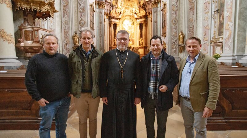 Regisseur Martin S. Pusch, Johann-Philipp Spiegelfeld, Propst MMag. Petrus Stockinger Can.Reg., Landesdirektor ORF-Niederösterreich Alexander Hofer, Produzent Nils Klingohr. – Bild: ORF/​Interspot Film/​Carlo Hofmann