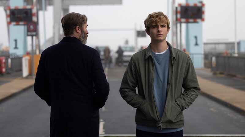 Zwischen Alex (Otto Farrant, r.) und Mr. Blunt (Stephen Dillane, l.) kommt es zur Aussprache – dabei werden die wahren Hintergründe zum Tod von Alex’ Vater offenbart. – Bild: ZDF und Rekha Garton