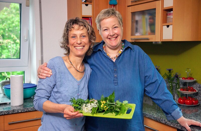 „Küchenfee“ und Freundin Sabine Bucher, (li.) und „Hausherrin“ Marion Bohner starten gemeinsam in der Küche mit den Vorbereitungen. – Bild: SWR/​Anne Deiß