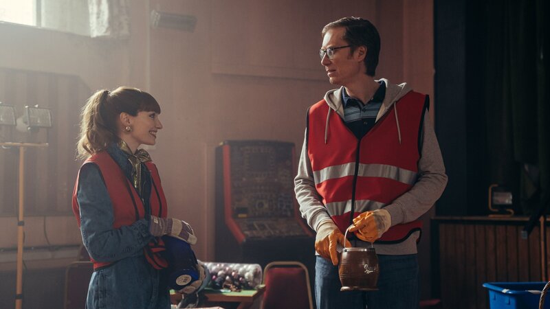 Die ungeahnte Freundschaft zwischen Lady Gabby (Eleanor Tomlinson) und Greg (Stephen Merchant) wird immer stärker. Mit seiner rechtlichen Expertise will Gabby das exklusivste Musikfestival aller Zeiten auf die Beine stellen. – Bild: ZDF und James Pardon