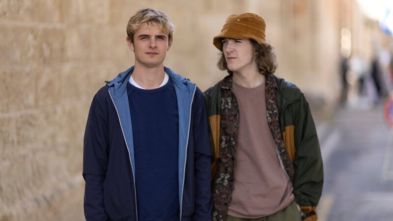 Alex (Otto Farrant, l.) und Tom (Brenock O’Connor, r.) wagen eine riskante Konfrontation – sie suchen Mrs. Rothman auf. – Bild: ZDF und Andrew Gauci Attard