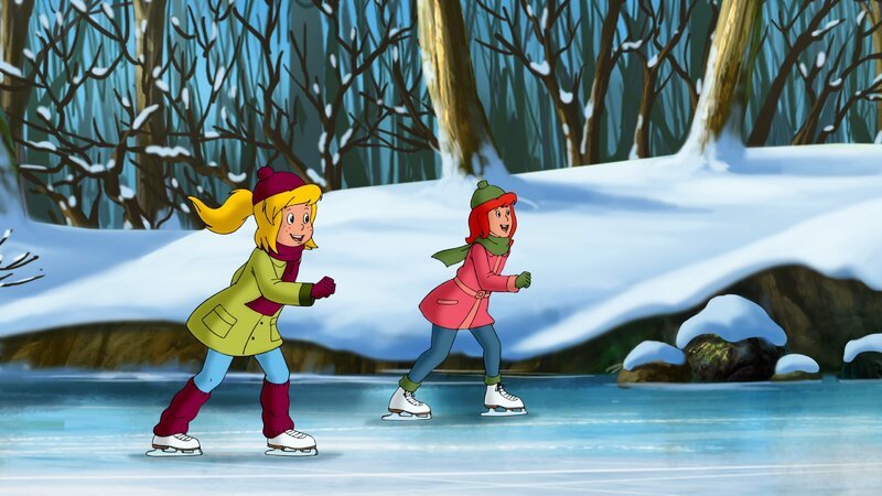 Bibi und Tina gleiten übers Eis. Eifrig trainieren sie für den Eislaufwettbewerb auf Schloss Falkenstein. – Bild: ZDF und Kiddinx GmbH, Berlin