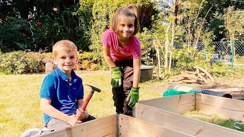Karl und Marlene bauen ein Hochbeet. – Bild: rbb/​Anja Hansmann