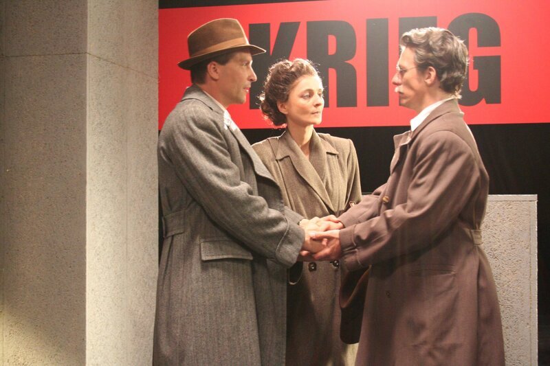 Hannah Arendt (Elsa Hanewinkel) bei der Emigration mit ihrem Mann (Volkert Milster, links) und Walter Benjamin (Jochen Strothoff). – Bild: BR/​INTER/​AKTION