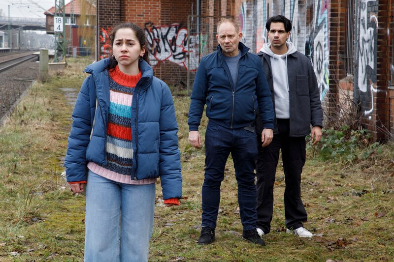 Samir Amari (Skandar Amini, r.) und Bernhard Henschel (Michael Lott, M.) finden in letzter Sekunde Kira (Ümran Algün, l.). Sie ist der Schlüssel zum Fall. Die beiden versuchen ihr zu helfen. – Bild: Laura Hegewald /​ ZDF