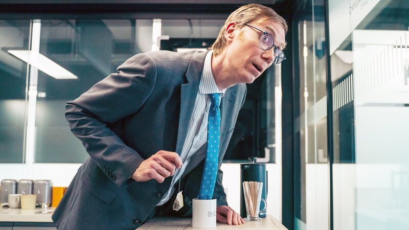 Greg (Stephen Merchant) hat sich in eine Kollegin verguckt. – Bild: ZDF und James Pardon