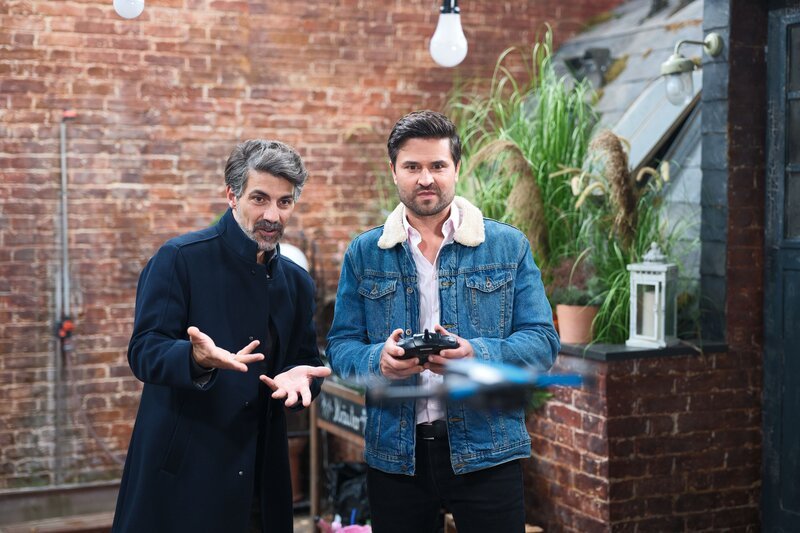 Paco (Milos Vukovic, r.) will die Drohnen für einen spontanen Spionageflug bei Patrizia benutzen. Links Ferhat (Harun Yildirim). – Bild: RTL /​ Stefan Behrens /​ Ein Beweisstück zum Hochzeitstag