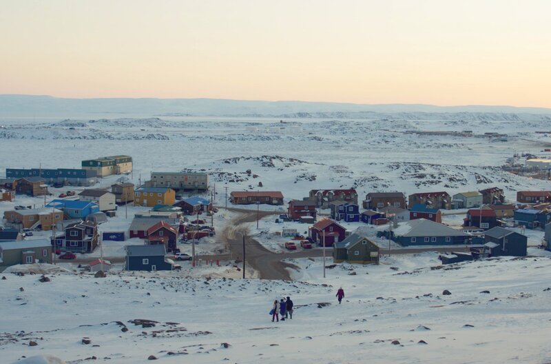 Die Inuit im polaren Norden Kanadas machen noch heute von ihren traditionellen Kulturtechniken Gebrauch. Ca. 80 Prozent der Bevölkerung Iqaluits, der Hauptstadt Nunavuts, besteht aus Inuit. – Bild: phoenix/​ZDF/​Paul Salter