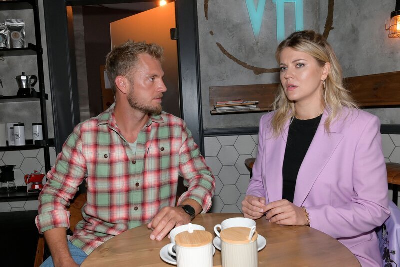 Alicia (Josefin Bressel) ist enttäuscht, als Paul (Niklas Osterloh) kein Problem damit hat, sie weniger zu sehen. – Bild: RTL /​ Rolf Baumgartner /​ Startschwierigkeiten