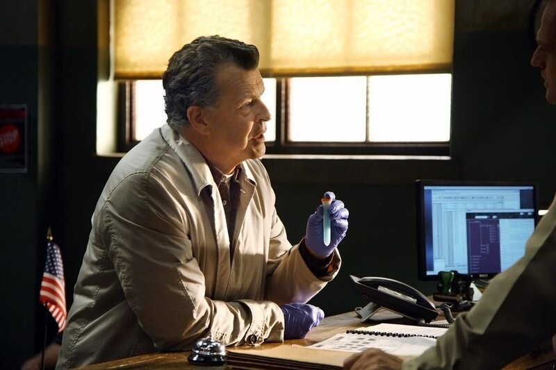 Versucht im Labor die Reise zwischen zwei Realitäten mit Fröschen zu simulieren: Dr. Walter Bishop (John Noble) … – Bild: Warner TV Serie