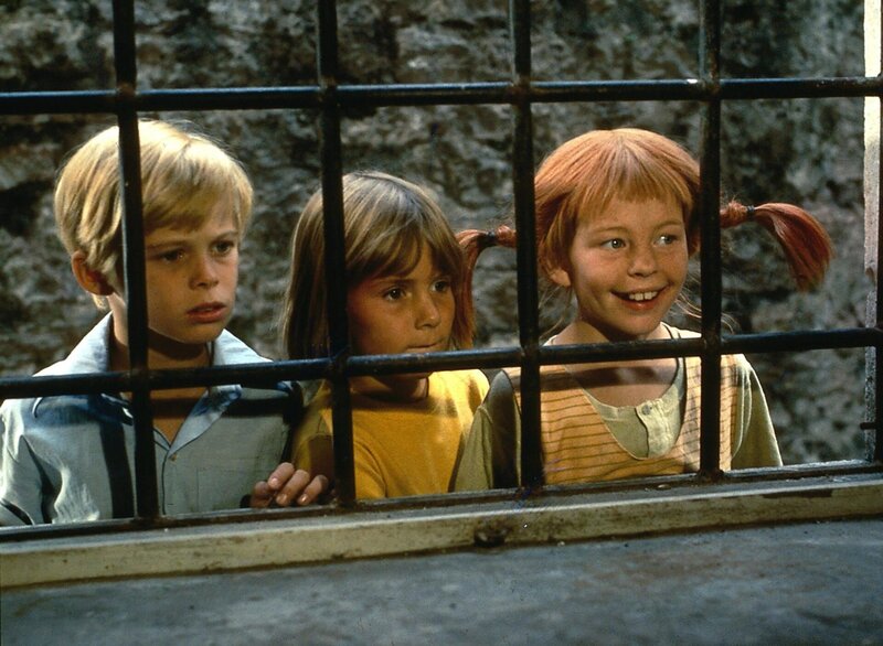 Erstaunt sehen Pippi (Inger Nilsson, r.), Tommy (Pär Sundberg, l.) und Annika (Maria Persson, M.) dem Treiben der Seeräuber in einer Taverne zu. – Bild: Taurus /​ ZDF