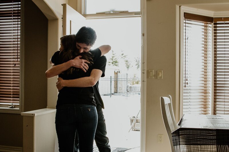 Jenna Oakley und Kenneth Nigh – Bild: RTL /​ Arrow International Media/​ Saloon Media