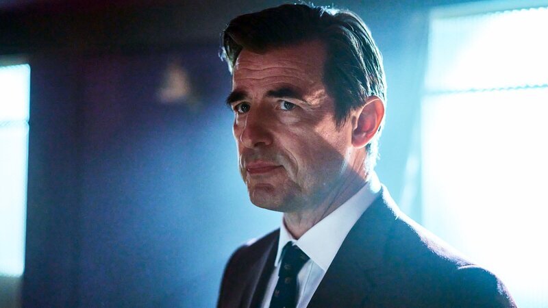 Der Dean (Claes Bang) versteht keinen Spaß, wenn es ums Geschäft geht. – Bild: ZDF