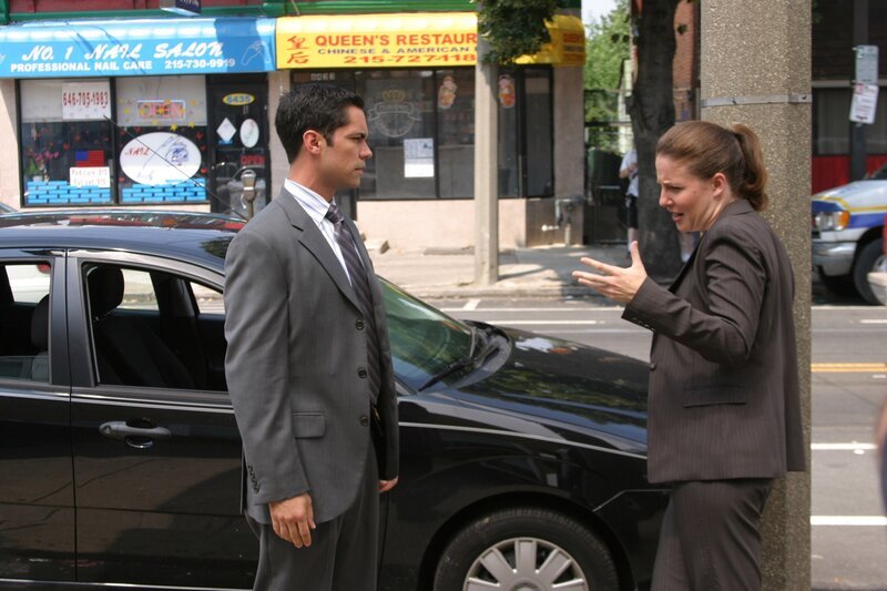 Scott (Danny Pino, l.) und Anna (Robin Weigert, r.) besprechen die weitere Vorgehensweise im aktuellen Fall … – Bild: Sat.1 Gold