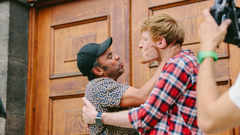 Sebastian Winkler (rechts) und Simon Pearce. – Bild: Thea Binter /​ BR /​ LA PISCINE Produktions GmbH & Co. KG