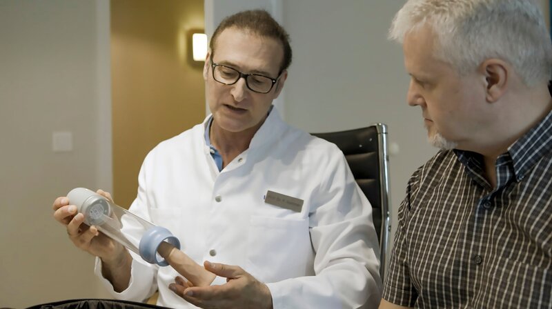 Wie dürfen und sollen Mann und Penis heute sein? In der Doku berichten drei Männer offen über ihr Verhältnis zum Penis und ihre Probleme mit ihm. In manchen Fällen kann eine Penis-Pumpe helfen. Prof. Sommer zeigt die Handhabe. – Bild: SWR/​Martin D’Costa