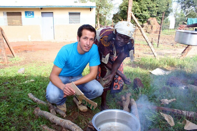 Vor kurzem war der Weg dorthin lebensgefährlich. Jetzt ist bereits eine zweite Hütte in Bau und Sabina kann Willi Erdnüsse und Mais vom eigenen Feld anbieten. – Bild: BR/​megaherz