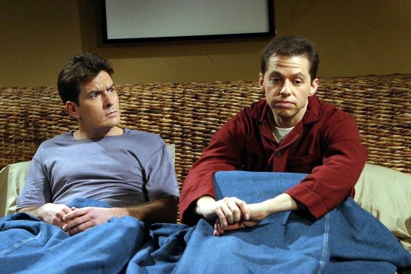 Zu Charlies (Charlie Sheen, l.) Entsetzen entwickelt sich zwischen Frankie und Alan (Jon Cryer, r.) eine Romanze … – Bild: Warner Brothers Entertainment Inc. Lizenzbild frei