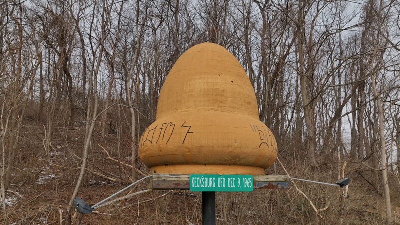 Eine Skulptur des Kecksberg-UFOs, angefertigt für das Kecksberg-UFO-Festival. – Bild: uklib /​ THE HISTORY CHANNEL /​ Hearst Networks