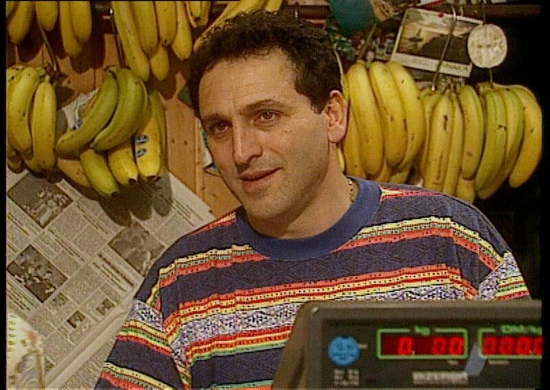 „Lebenslinien“ 1996: Der italienische Obst- und Gemüsehändler Cosimo Grasso in seinem Laden in der Maillingerstraße in München-Neuhausen, den er mit seiner Frau betreibt. – Bild: BR /​ BR