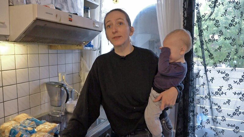 Die alleinerziehende Conny (37) wünscht sich für ihre Kinder nur eines: eine Perspektive. – Bild: RTLZWEI /​ UFA SHOW & FACTUAL