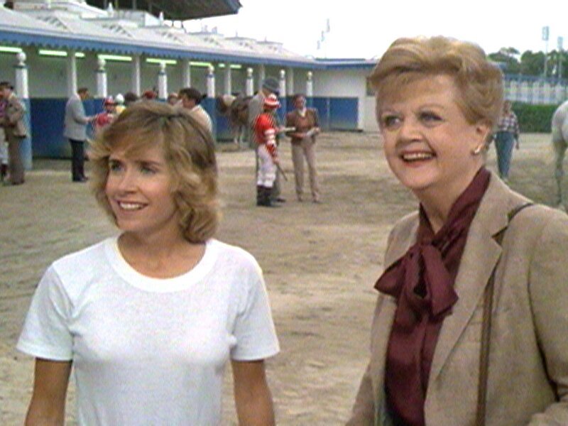 Jessica (Angela Lansbury) besucht ihre Nichte Tracy (Linda Grovenor), die als Jockey arbeitet. – Bild: Warner TV Serie Jessica (Angela Lansbury) besucht ihre Nichte Tracy (Linda Grovenor), die als Jockey arbeitet. – Bild: Warner TV Serie