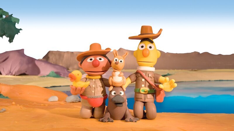 Ernie und Bert machen einen Ausflug in die Wildnis Australiens. – Bild: NDR/​Sesameworkshop