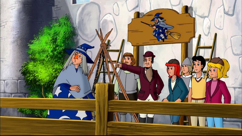 Der Graf (3.v.l.) zeigt Bibi (r.), Tina (M.) und Alex (2.v.r.) das bunte Mittelalterfest, das er veranstaltet. – Bild: ZDF/​Kiddinx Berlin