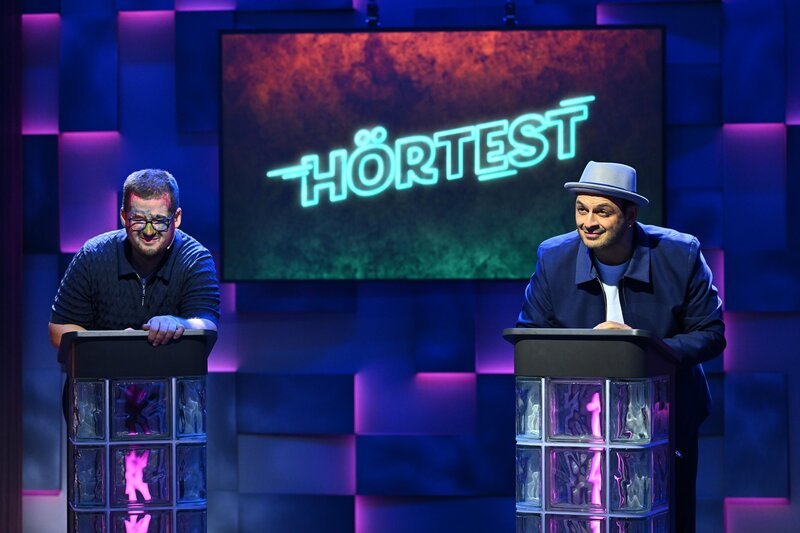 Chris Tall (l.); Kaya Yanar (r.) – Bild: Joyn / Willi Weber Chris Tall (l.); Kaya Yanar (r.) – Bild: Joyn / Willi Weber