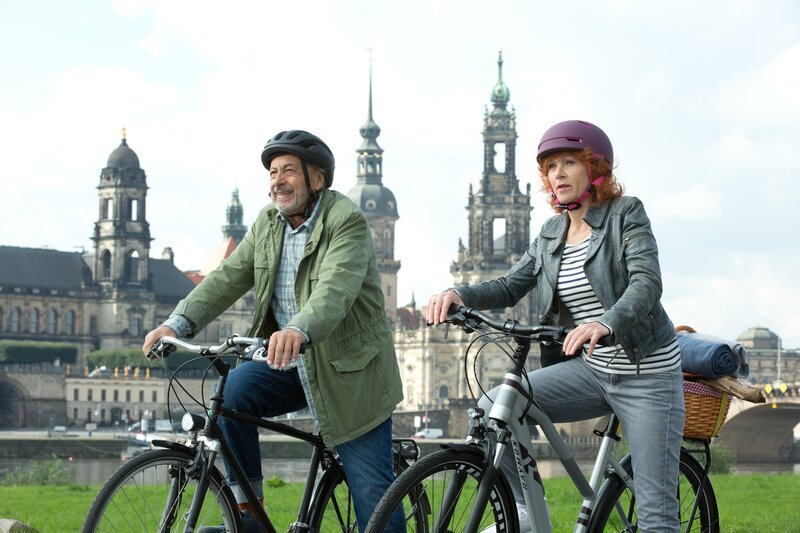 Marlene (Heike Trinker) und Stubbe (Wolfgang Stumph) bei einem Fahrradausflug am Elbufer. – Bild: ZDF und Volker Roloff