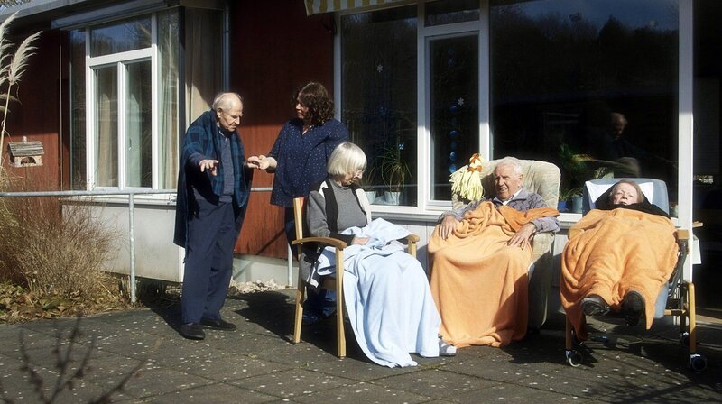 Protagonisten im Hof des Gradmann Hauses. – Bild: SWR /AMA Film/ Stefan Sick Protagonisten im Hof des Gradmann Hauses. – Bild: SWR /AMA Film/ Stefan Sick