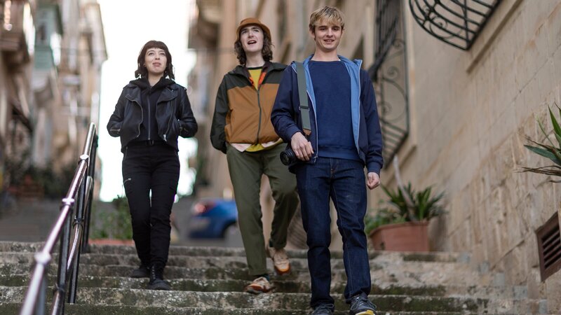 Alex Rider (Otto Farrant, r.) und seine Freunde Tom (Brenock O’Connor, M.) und Kyra (Marli Siu, l.) sind auf Malta dem Geheimnetzwerk Scorpia auf der Spur. – Bild: ZDF und Andrew Gauci Attard