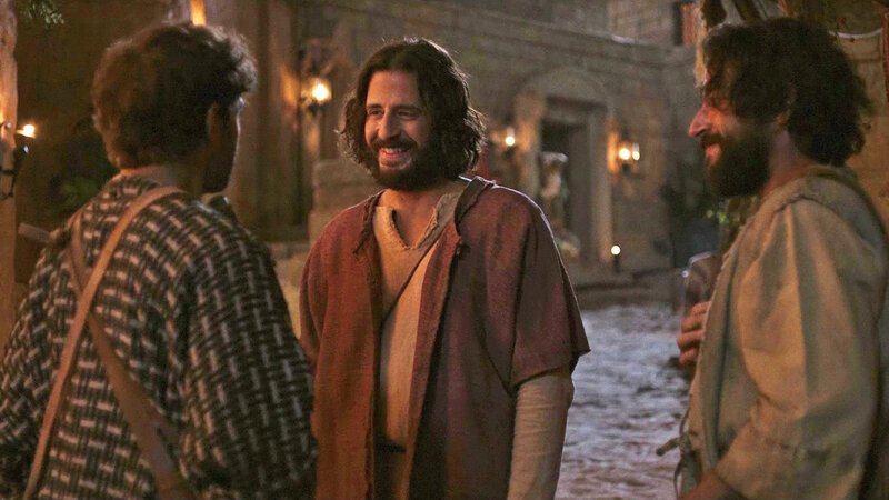 (v.l.) Nathanael (Austin Reed Alleman), Jesus (Jonathan Roumie), Philippus (Yoshi Barrigas) – Bild: Bibel TV Redaktion