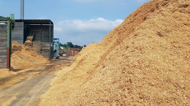 Aus gepresstem Sägemehl wird der Heizstoff Pellet hergestellt. Die Abfälle im Sägewerk werden genutzt, um ganze Häuser zu heizen. – Bild: NDR/​nahaufnahme medienproduktion/​Stefan Radüg