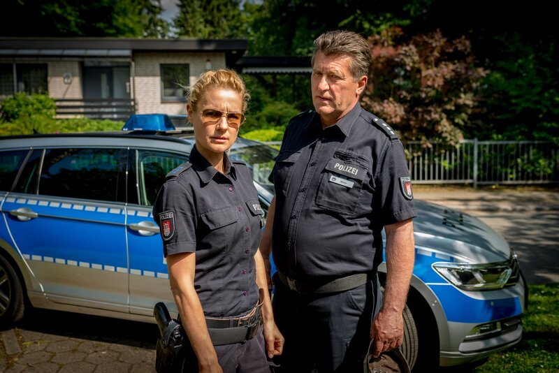 Hans (Bruno F. Apitz, r.) und Franzi (Rhea Harder-Vennewald, l.) geraten aneinander, weil Franzi nicht einsehen will, dass sie Valerie Politz, die regelmäßig von ihrem Mann geschlagen wird, erst dann helfen können, wenn sie ihren Mann selbst anzeigt. – Bild: ZDF/​Boris Laewen